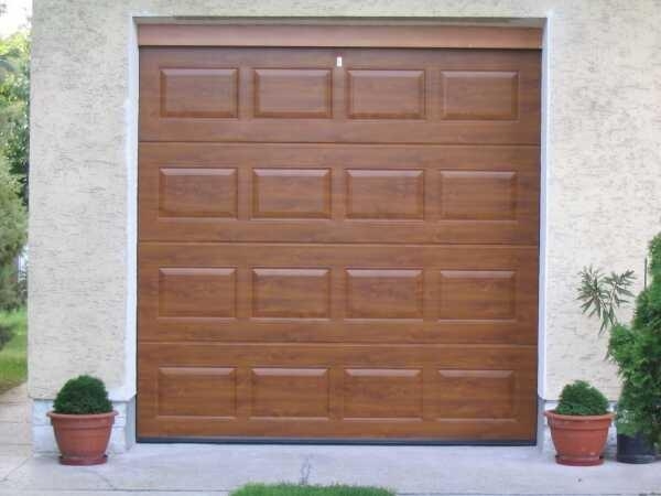 QUADRA ARBO felul deszka.jpg - QUADRA aranytölgy szekciós garázskapu. (felül fából készült segéd szerelvénnyel.)